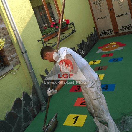 Imagini din executie aplicare sistem de pardoseala Conipur PG aplicare tasare strat forme loc de joaca pentru copii