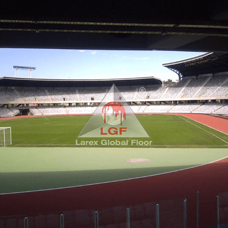 Imagini din executie aplicare sistem de pardoseala din cauciuc reciclat, strat superior de granule EPDM colorate Conipur SW teren sportiv stadion pista