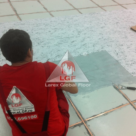 Imagini din executie aplicare sistem de pardoseala Covor Dale PVC ESD Premium suprafata curatata comparatie