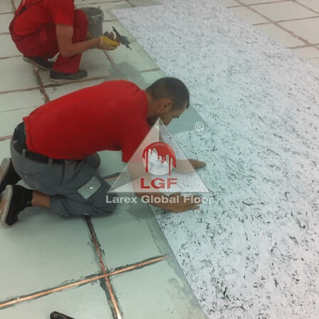 Imagini din executie aplicare sistem de pardoseala Covor Dale PVC ESD Premium suprafata curatata comparatie