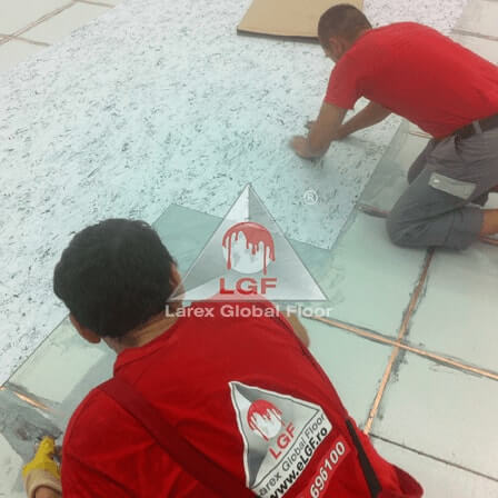 Imagini din executie aplicare sistem de pardoseala Covor Dale PVC ESD Premium suprafata curatata comparatie