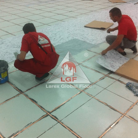 Imagini din executie aplicare sistem de pardoseala Covor Dale PVC ESD Premium suprafata curatata comparatie