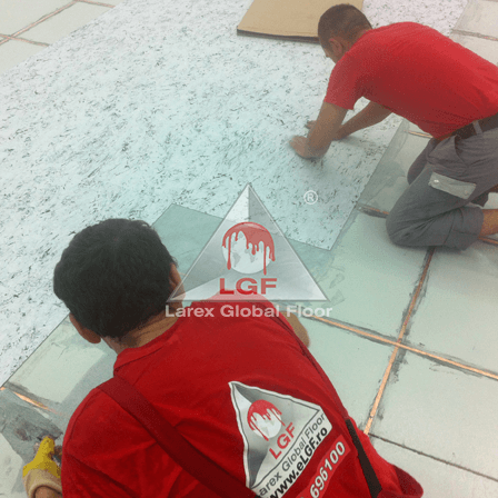 Imagini din executie aplicare sistem de pardoseala Covor Dale PVC ESD Premium suprafata curatata comparatie