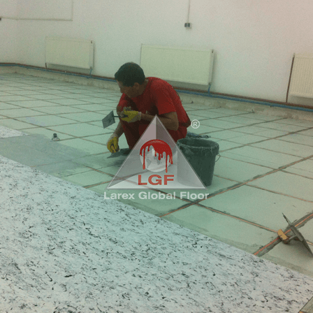 Imagini din executie aplicare sistem de pardoseala Covor Dale PVC ESD Premium suprafata curatata comparatie