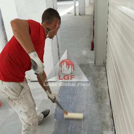 Imagini din executie aplicare sistem de pardoseala Covor Dale PVC ESD Premium aplicare amorsa rola