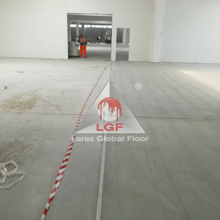 Imagini din executie aplicare sistem de pardoseala Covor Dale PVC ESD Premium suprafata curatata comparatie